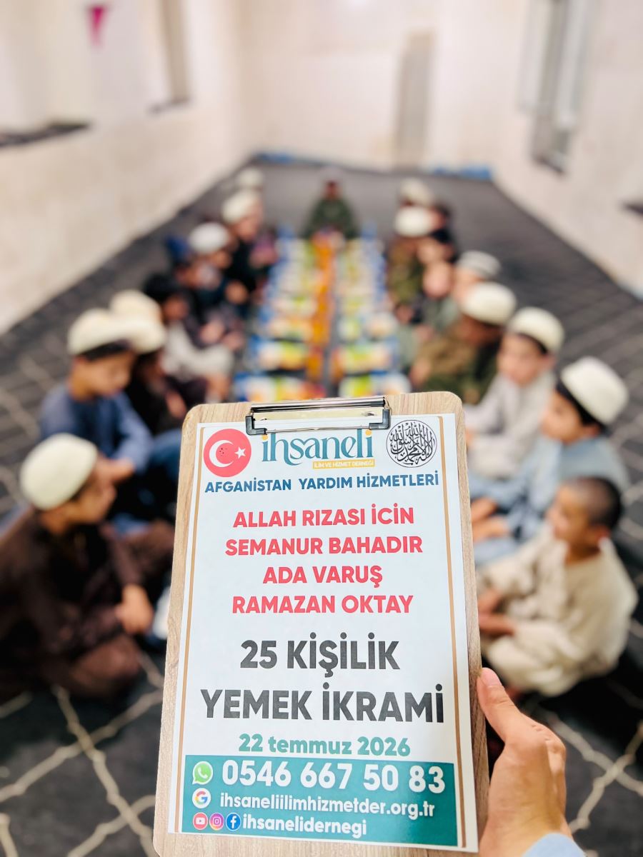 Talebelere yemek dağıtımı